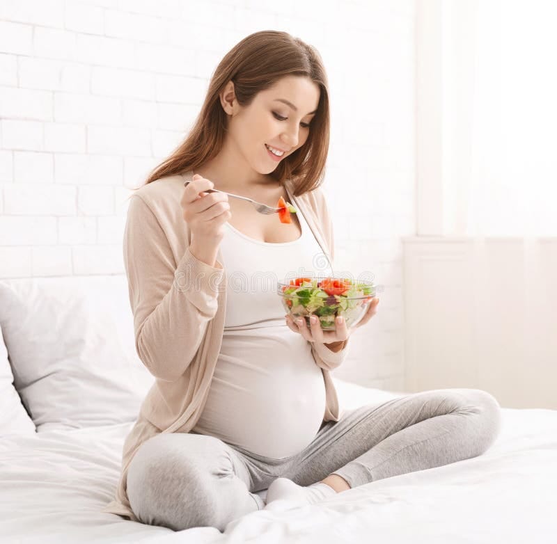 pregnant lady eating fruits